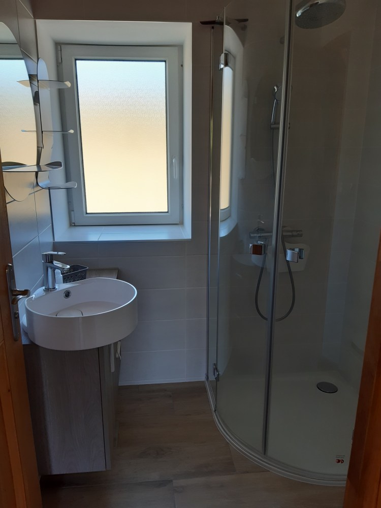 Chambre dans le bocage - le moulin du locheur - salle d'eau