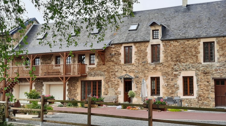 2021Gästezimmer Moulin du Locheur Calvados Cour